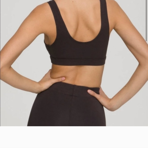 Good American Essential Scoop Bralette in Black - Picture 3 of 10